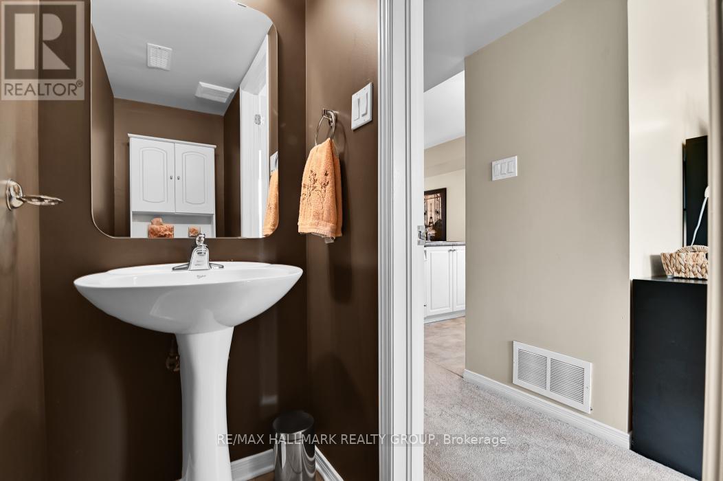 Convenient powder room. - 39 Strathaven Private, Ottawa, ON