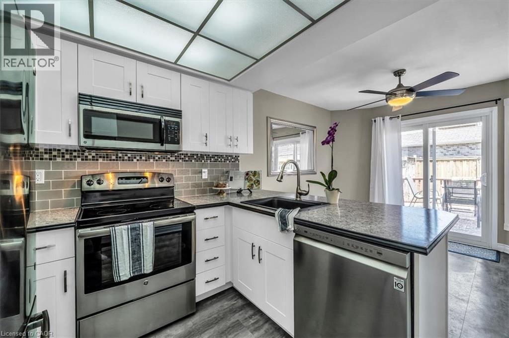 732 Bennett Crescent, Oshawa, ON - Indoor Photo Showing Kitchen With Upgraded Kitchen