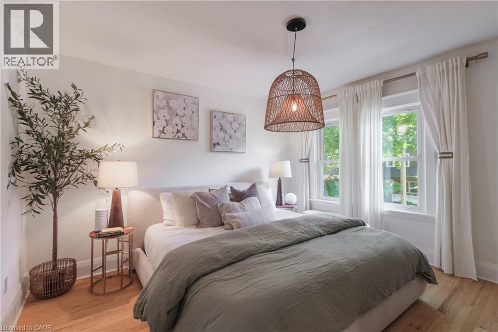 Hardwood flooring and light-toned walls create a neutral backdrop - 41 Park Row N, Hamilton, ON