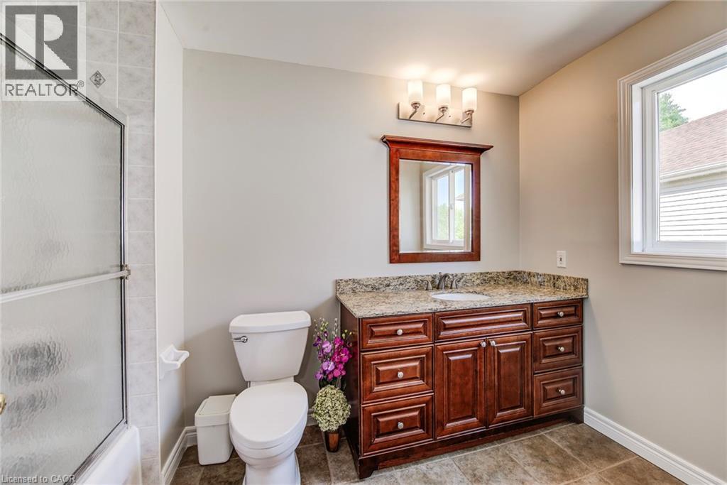 Upper main bath. - 712 Brookmill Place, Waterloo, ON
