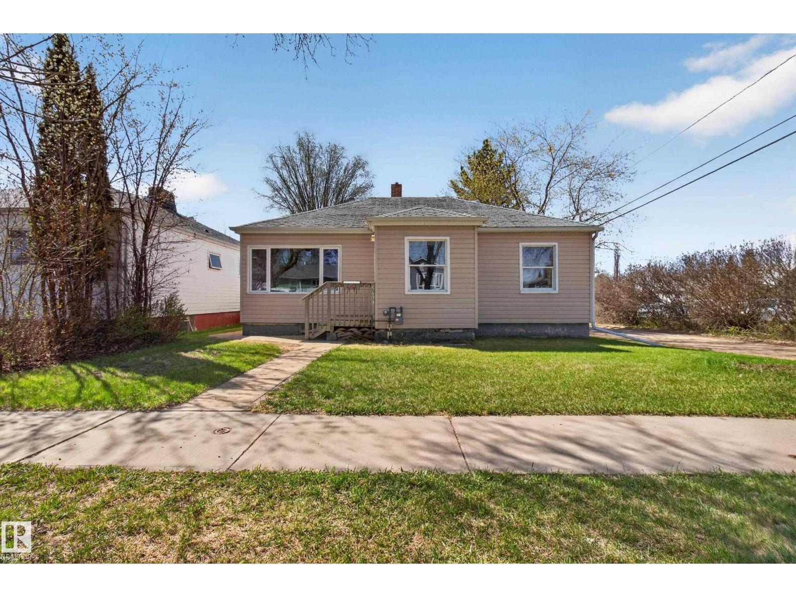 5409 49 Ave, Camrose, AB