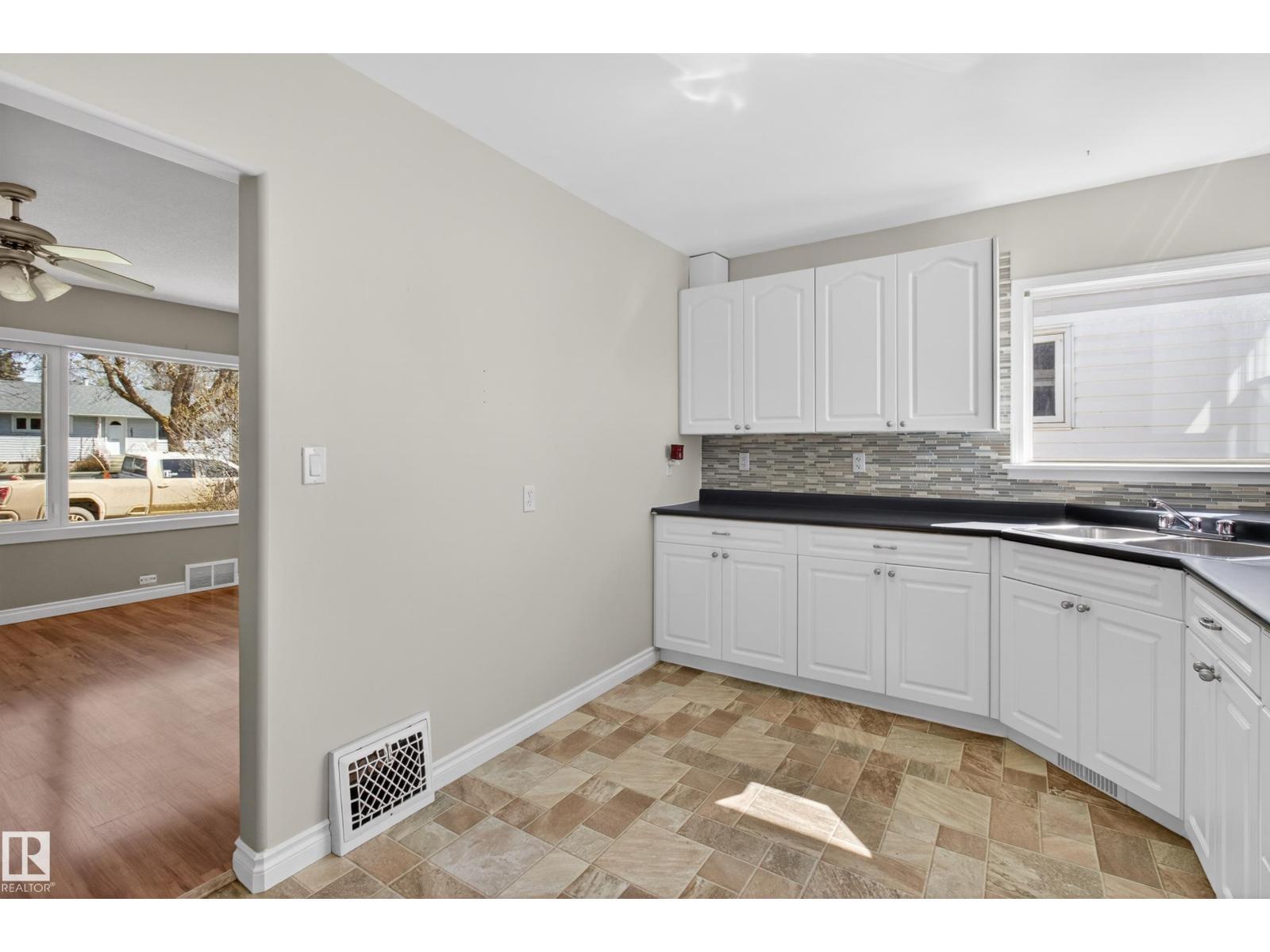 5409 49 Ave, Camrose, AB