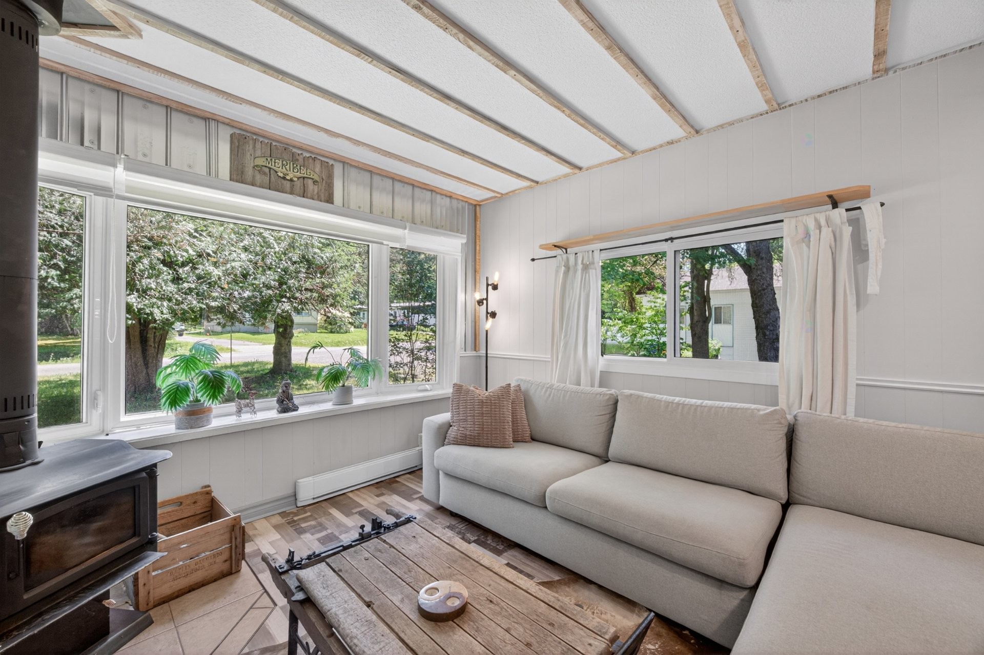 Living Room - 24 Rue Grenier, Sutton, QC