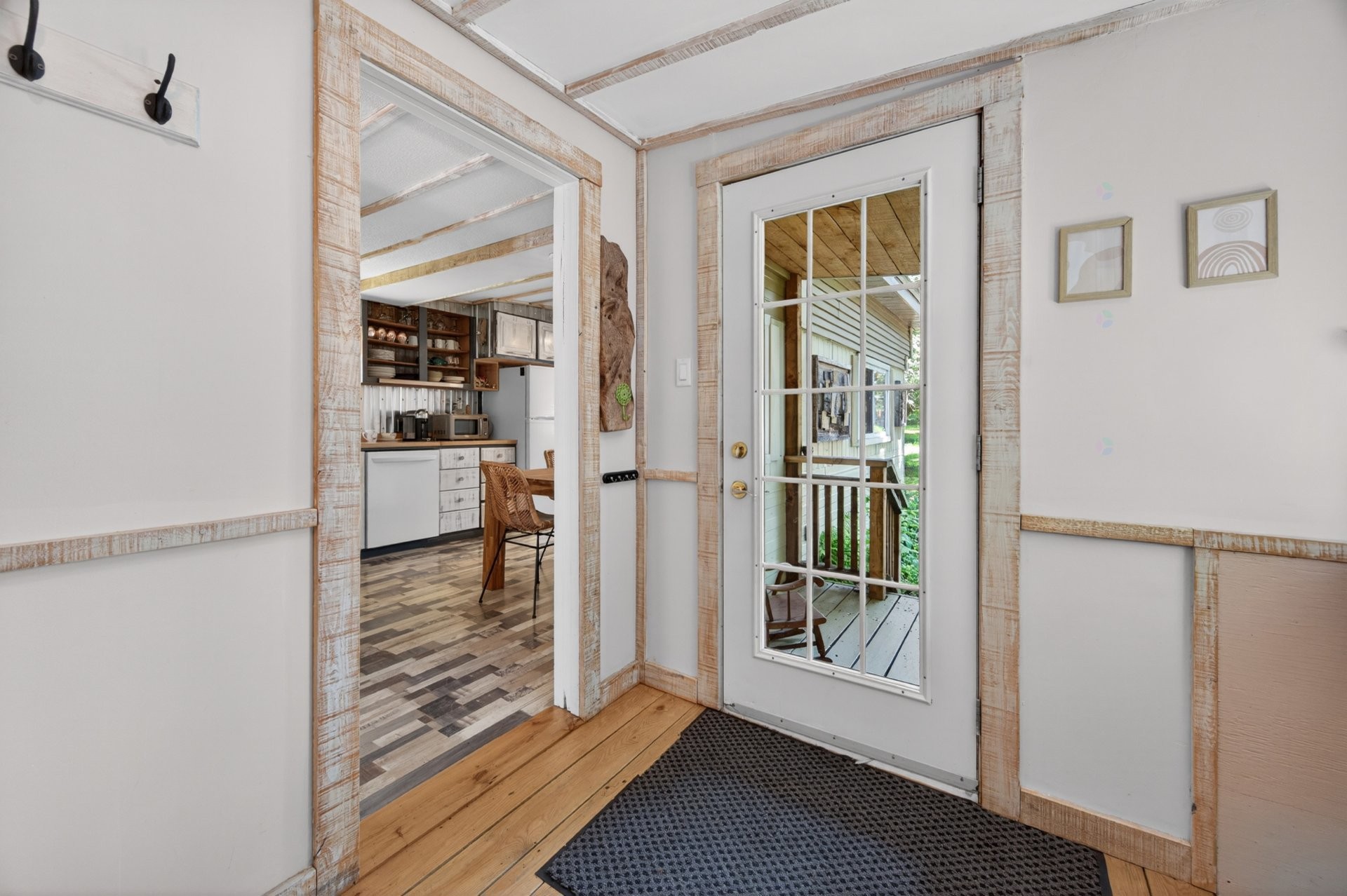 Mud Room - 24 Rue Grenier, Sutton, QC