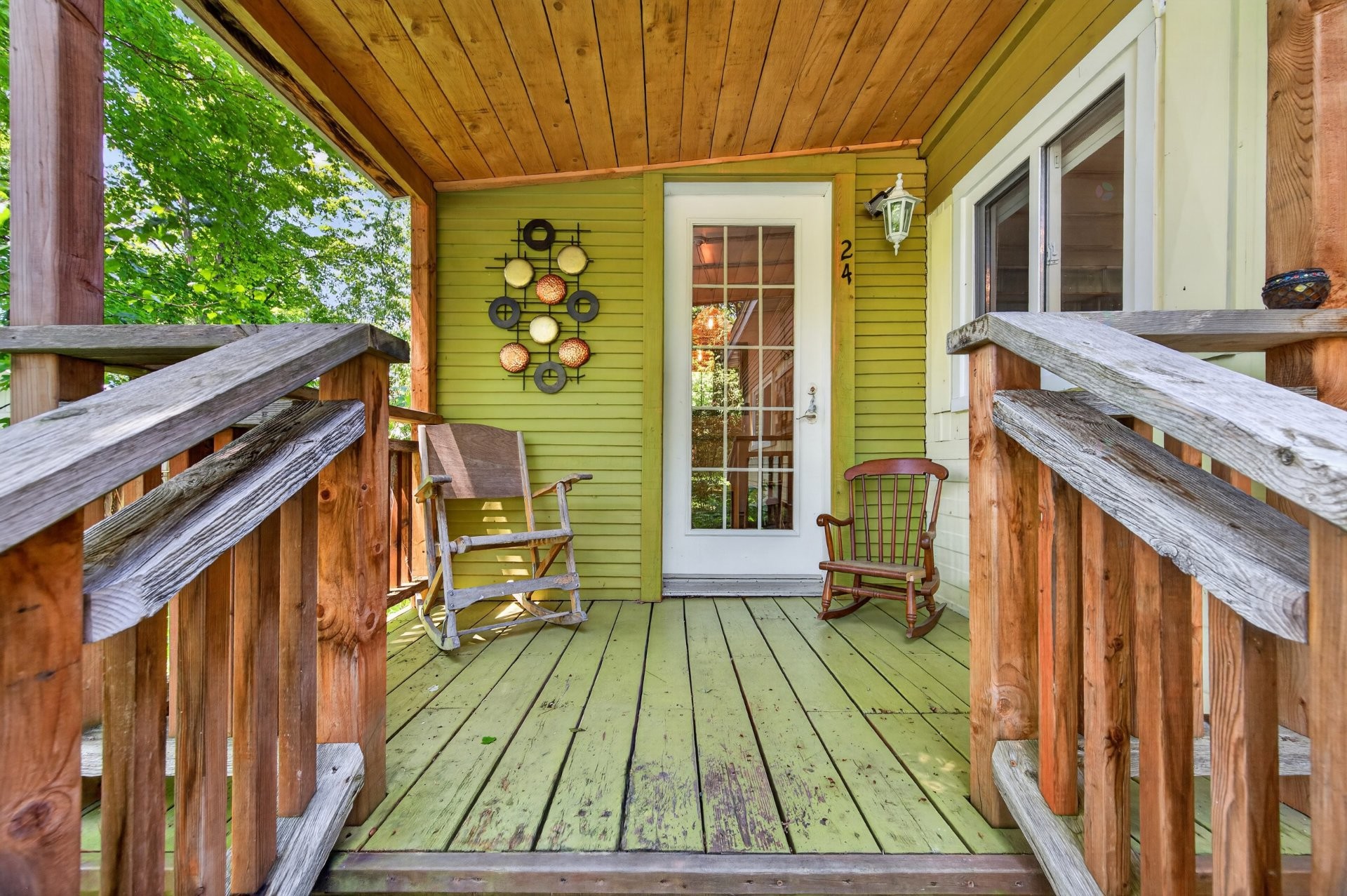 Entry - 24 Rue Grenier, Sutton, QC