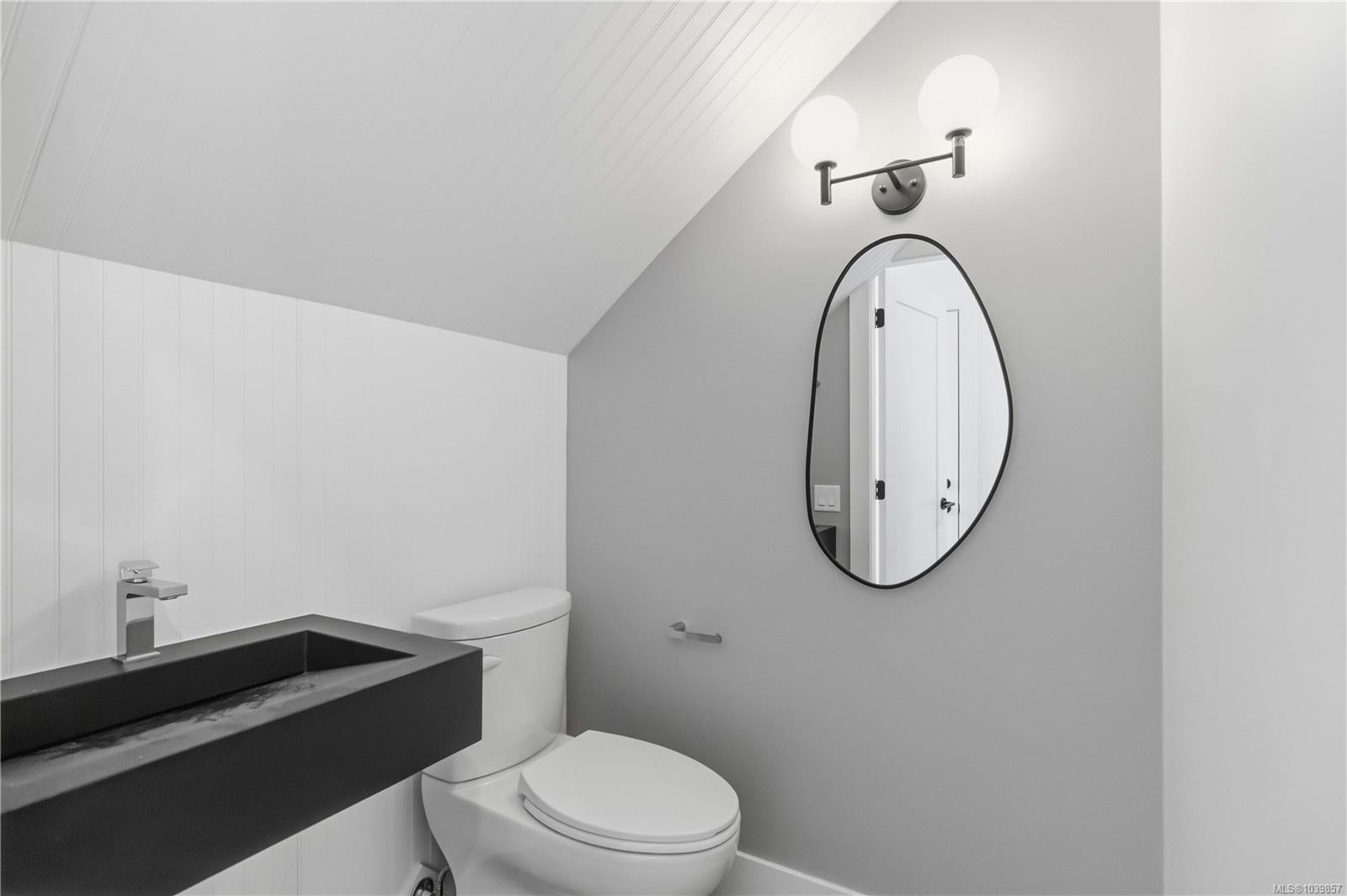 #1-2312 Orchard Ave, Sidney, BC