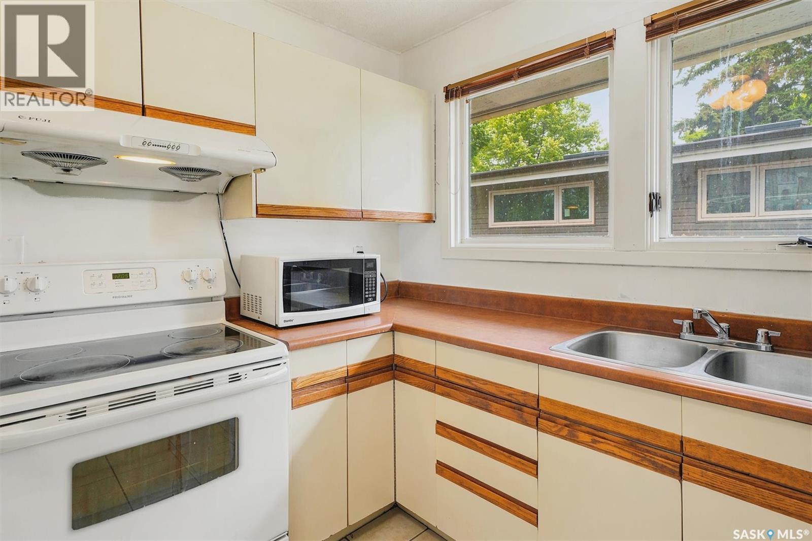 99 Lindsay Drive, Saskatoon, SK