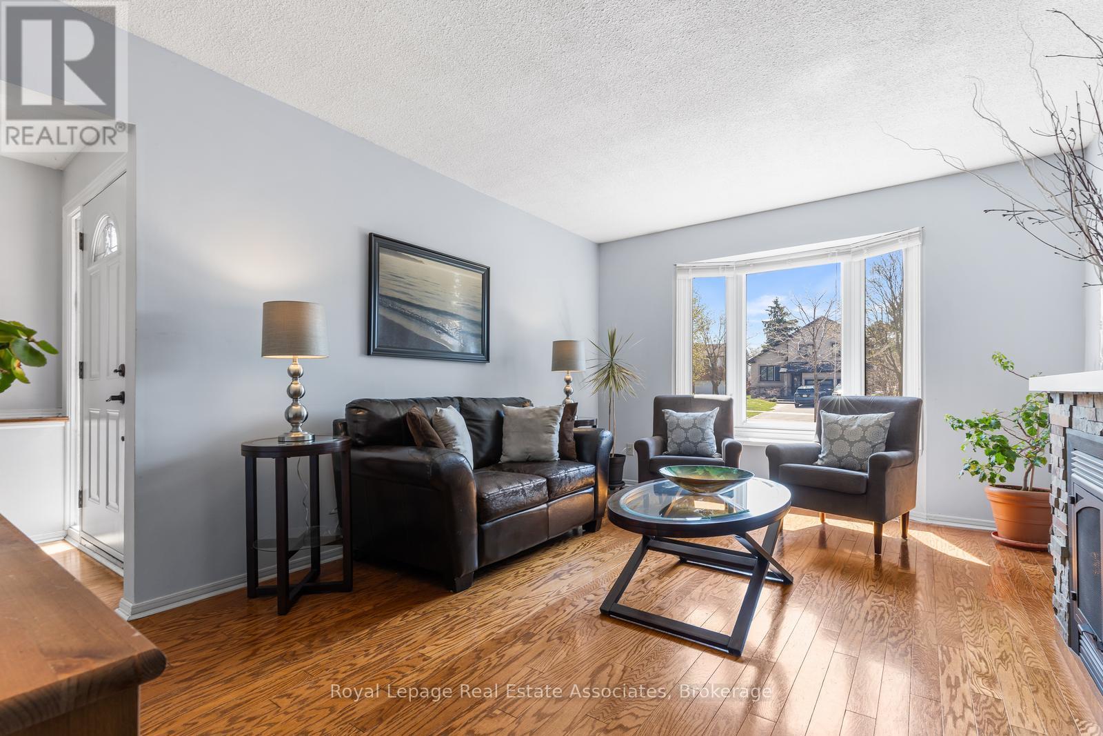 4107 Rolling Valley Drive, Mississauga, ON - Indoor Photo Showing Living Room