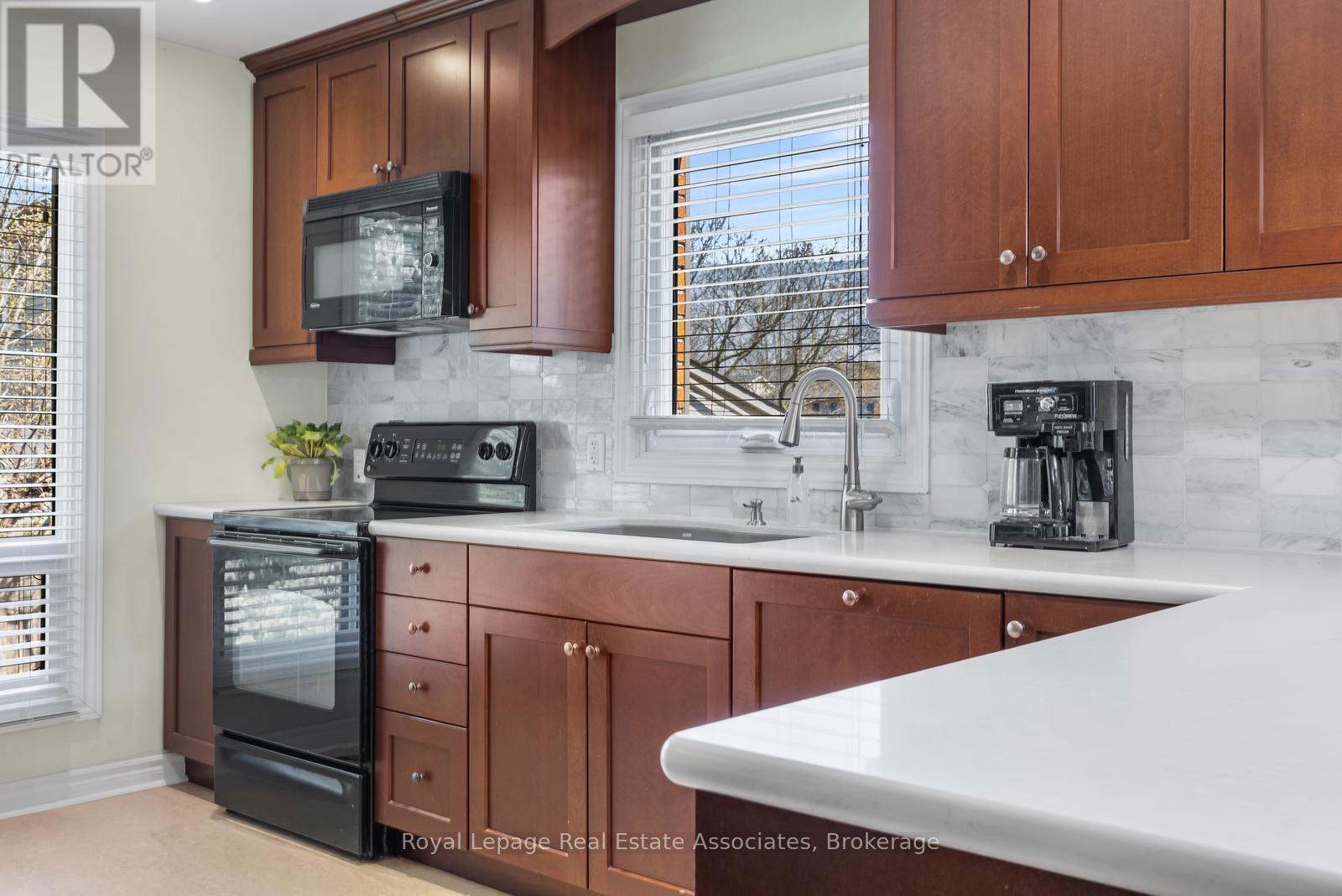 4107 Rolling Valley Drive, Mississauga, ON - Indoor Photo Showing Kitchen
