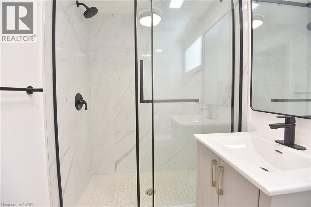 19 Gildea Street, Hamilton, ON - Indoor Photo Showing Bathroom