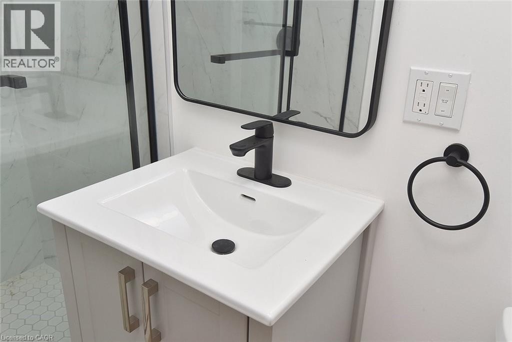 19 Gildea Street, Hamilton, ON - Indoor Photo Showing Bathroom