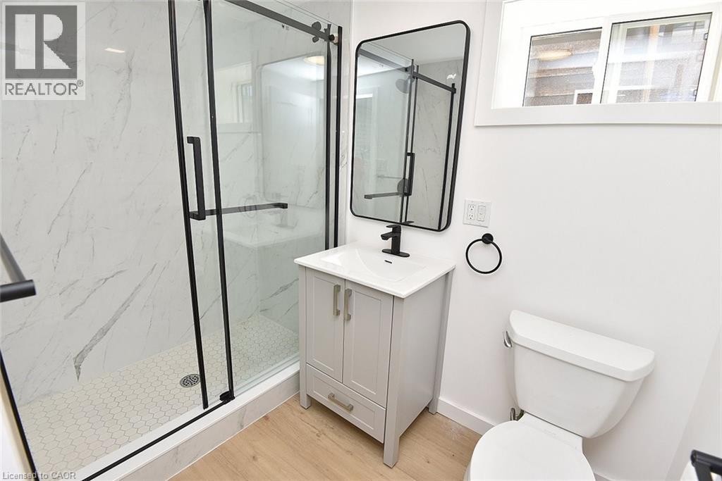 19 Gildea Street, Hamilton, ON - Indoor Photo Showing Bathroom