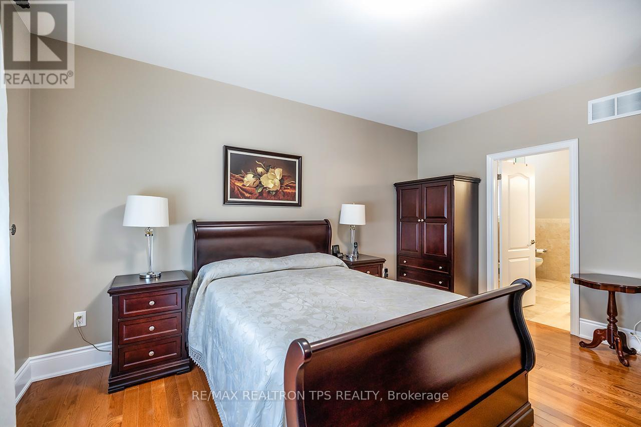Hardwood Floors and Walk in Closet - 25 Leafield Drive, Toronto, ON