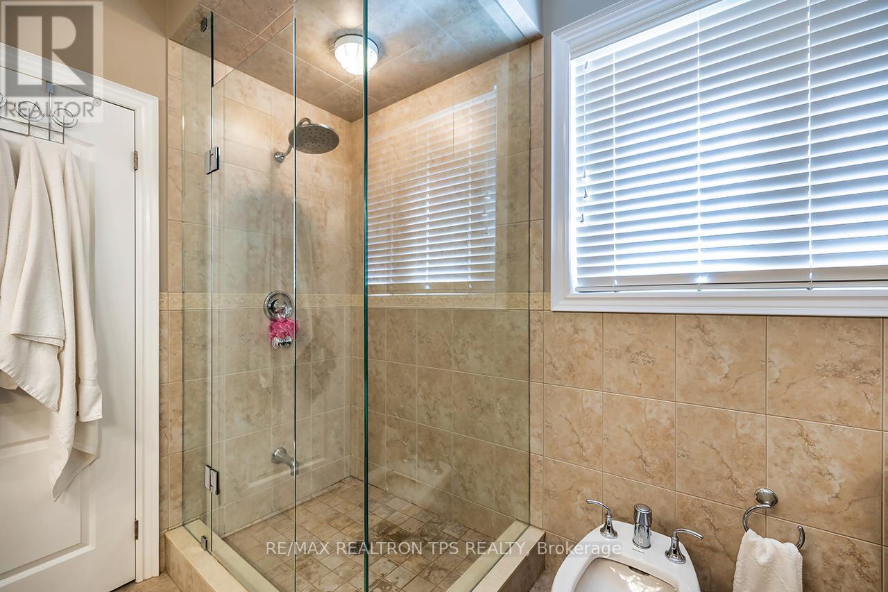 25 Leafield Drive, Toronto, ON