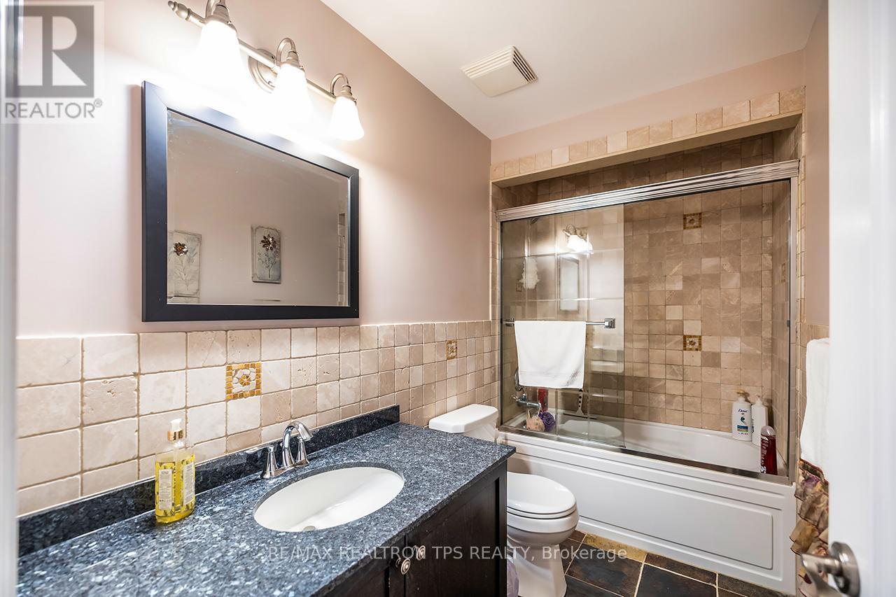 Full Bathroom on Second Floor - 25 Leafield Drive, Toronto, ON