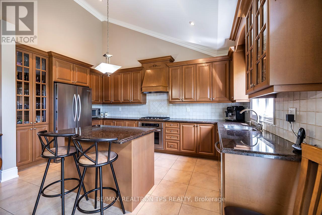 Centre Island With Granite Counters - 25 Leafield Drive, Toronto, ON