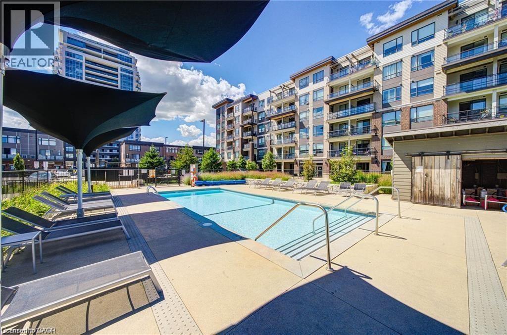 Outdoor swimming pool with concrete surround - 40 Esplanade Lane Unit# 614, Grimsby, ON