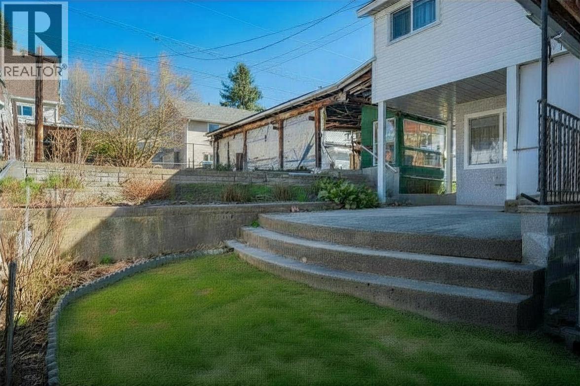 945 Thackeray Street, Warfield, BC