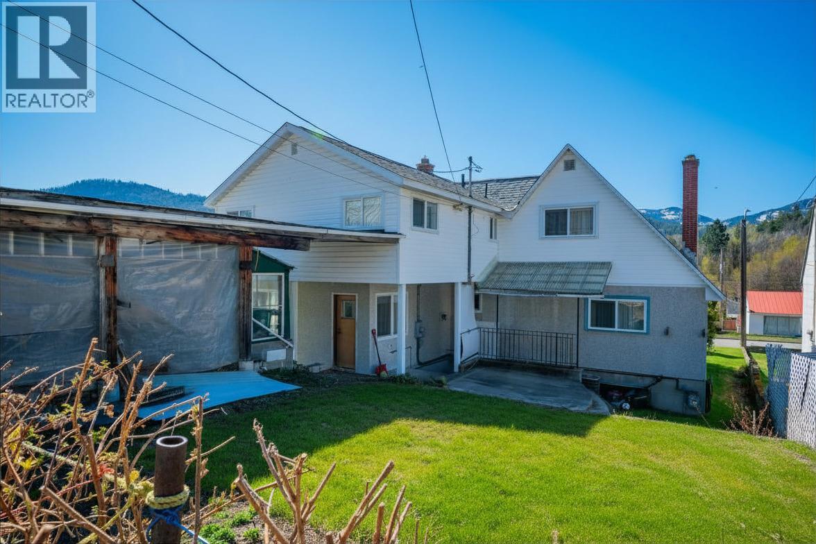 Virtually Staged - 945 Thackeray Street, Warfield, BC