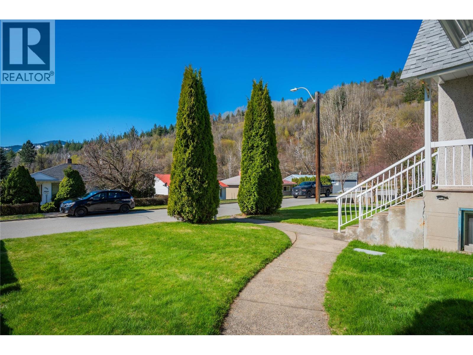 945 Thackeray Street, Warfield, BC