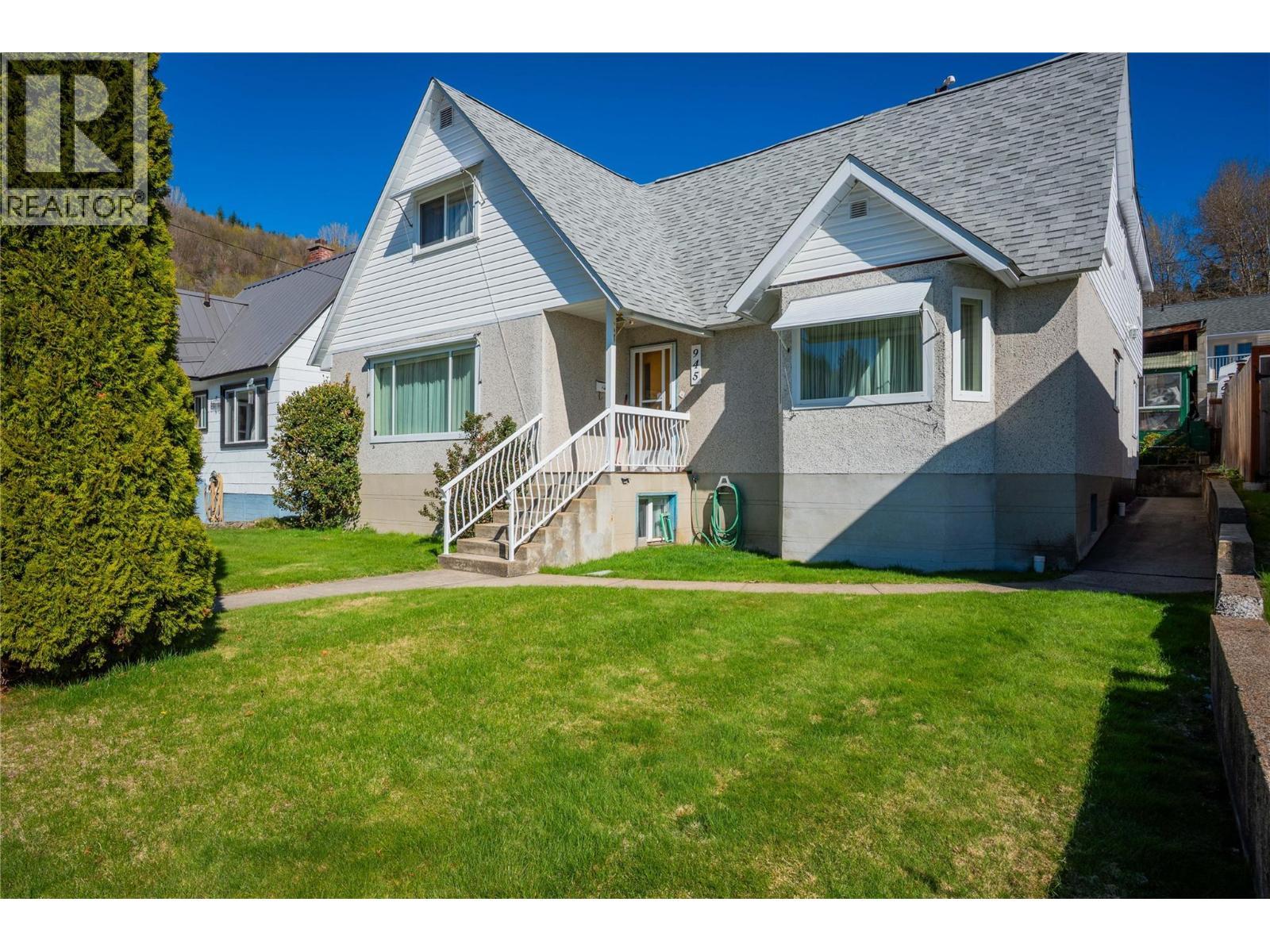 945 Thackeray Street, Warfield, BC