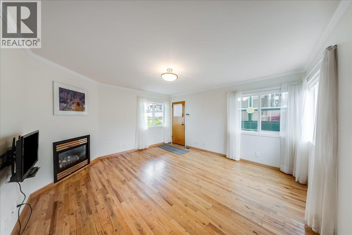 945 Thackeray Street, Warfield, BC
