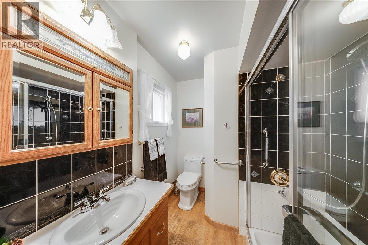 945 Thackeray Street, Warfield, BC
