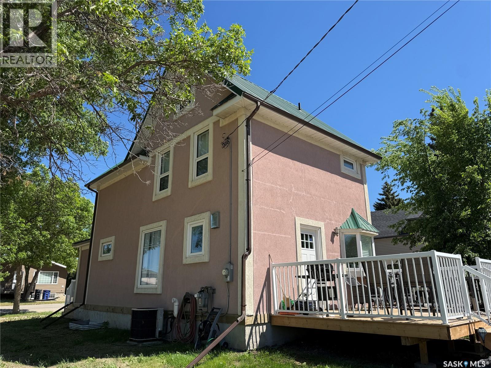 301 3Rd Street S, Weyburn, SK