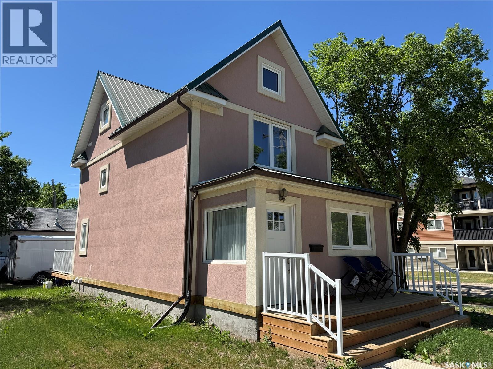 301 3Rd Street S, Weyburn, SK