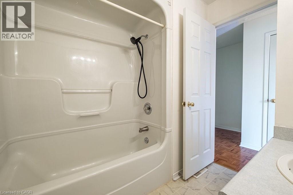 266 Limeridge Road E Unit# 10, Hamilton, ON - Indoor Photo Showing Bathroom