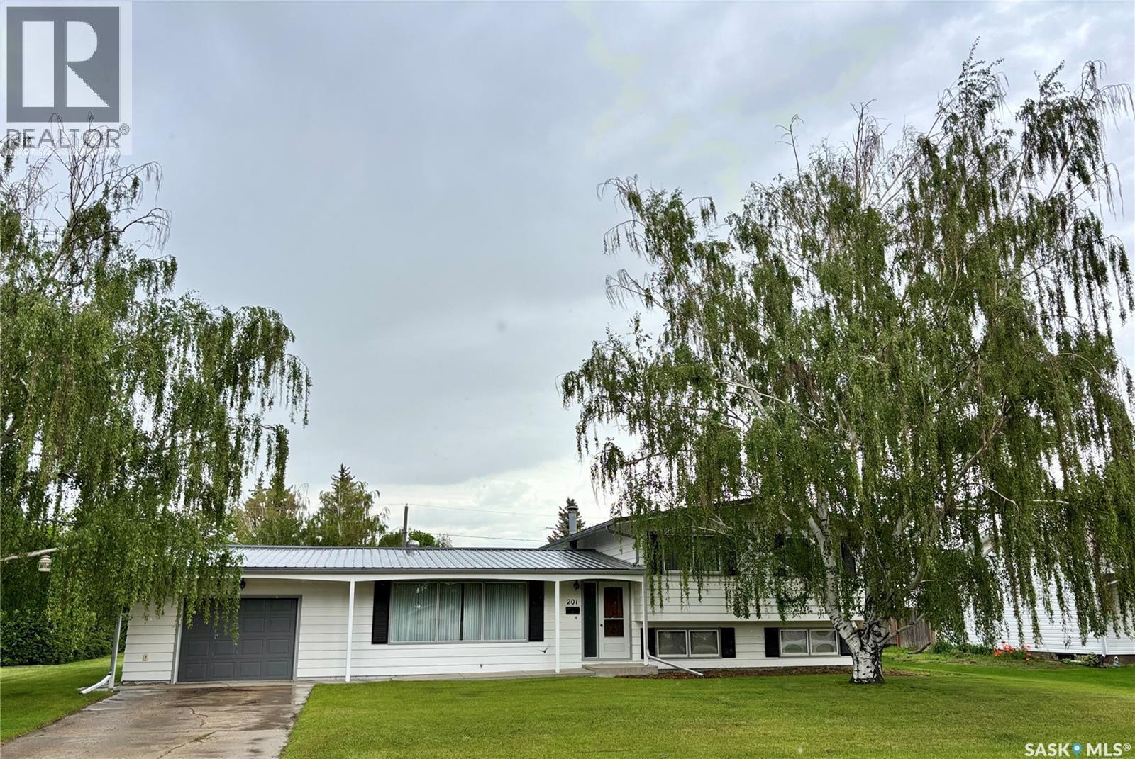 201 2Nd Avenue E, Eatonia, SK