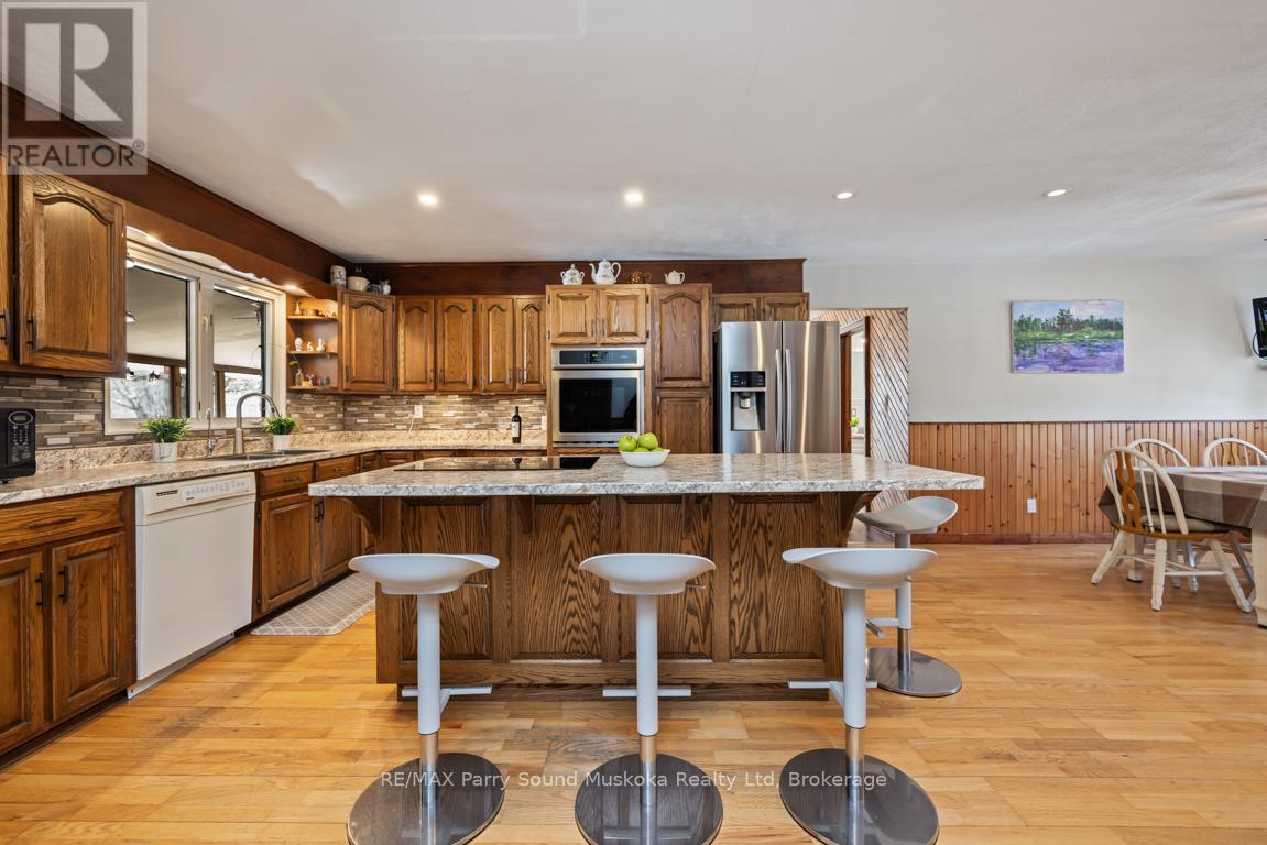 Open concept kitchen/dining area - 39 Hardies Road, Mckellar, ON