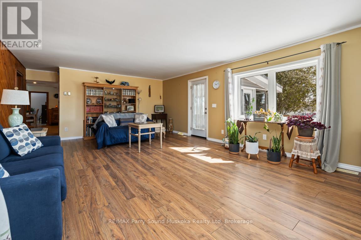 Large living room, Bright picture window - 39 Hardies Road, Mckellar, ON