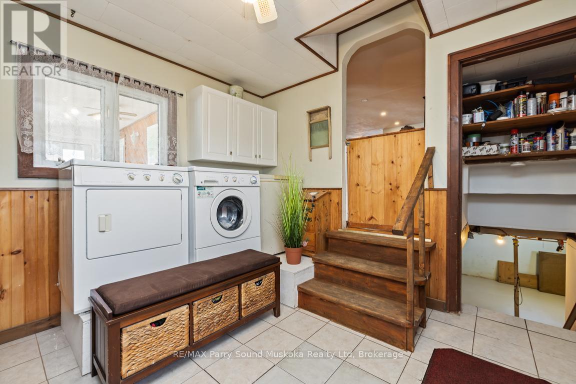 Main level laundry - 39 Hardies Road, Mckellar, ON