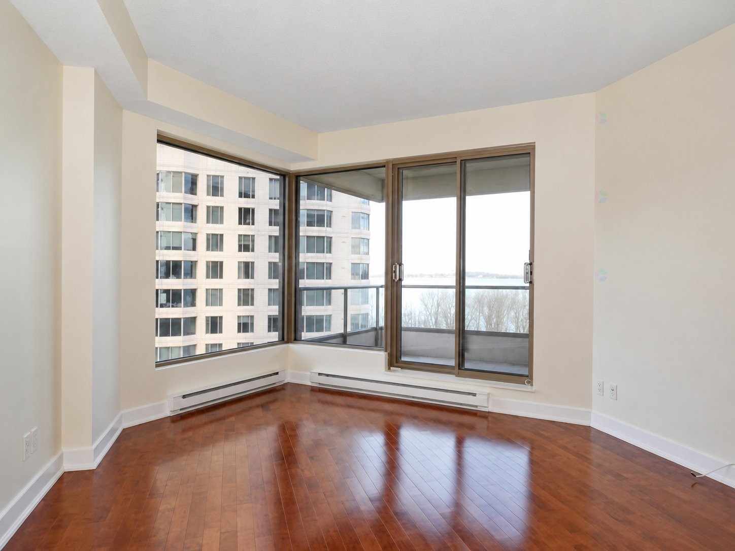 Salon - 707-300 Av. Des Sommets, Montréal (Verdun/Île-Des-Soeurs), QC