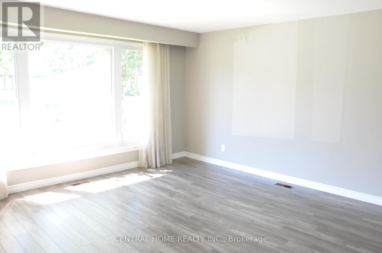 66 Collins Crescent, Aurora, ON