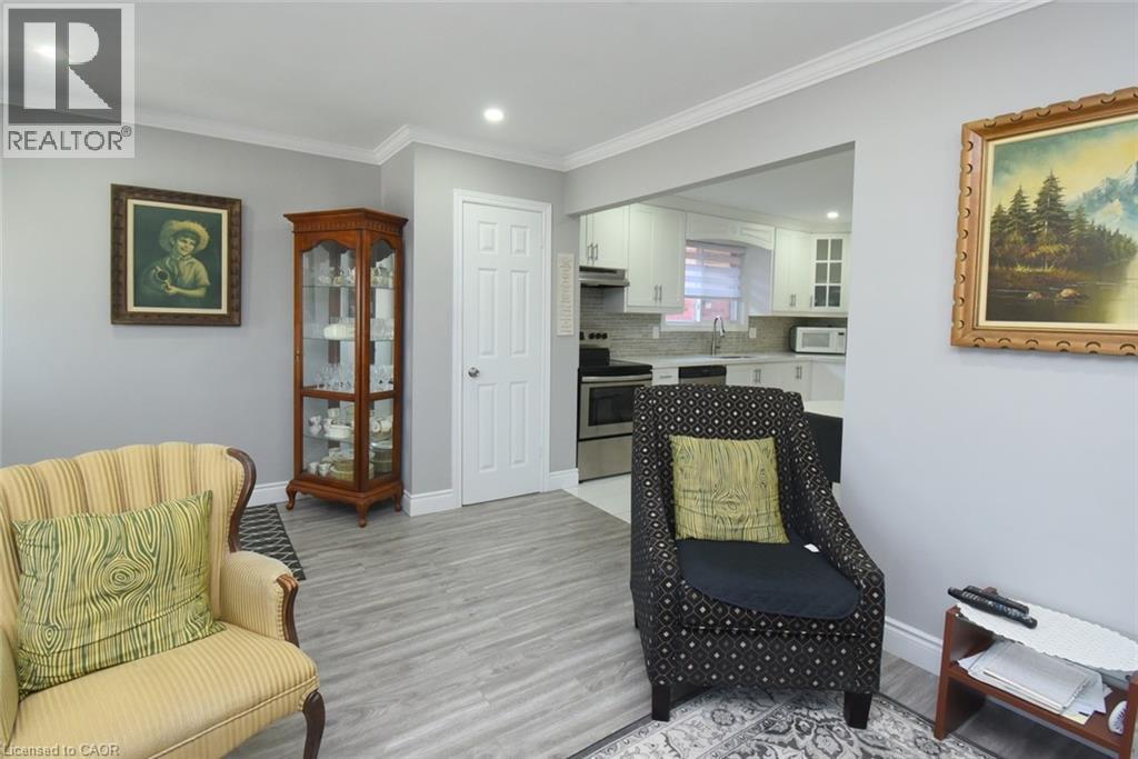 Living area featuring light wood-finish flooring and crown molding - 185 Rosslyn Avenue N, Hamilton, ON - Indoor
