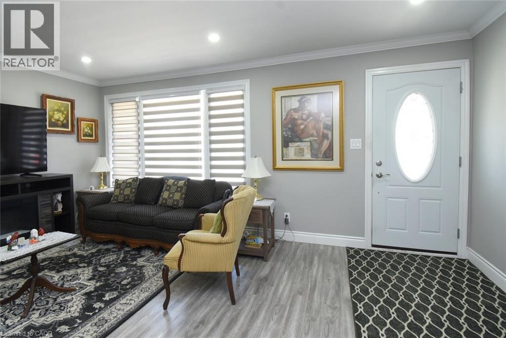 185 Rosslyn Avenue N, Hamilton, ON - Indoor Photo Showing Living Room