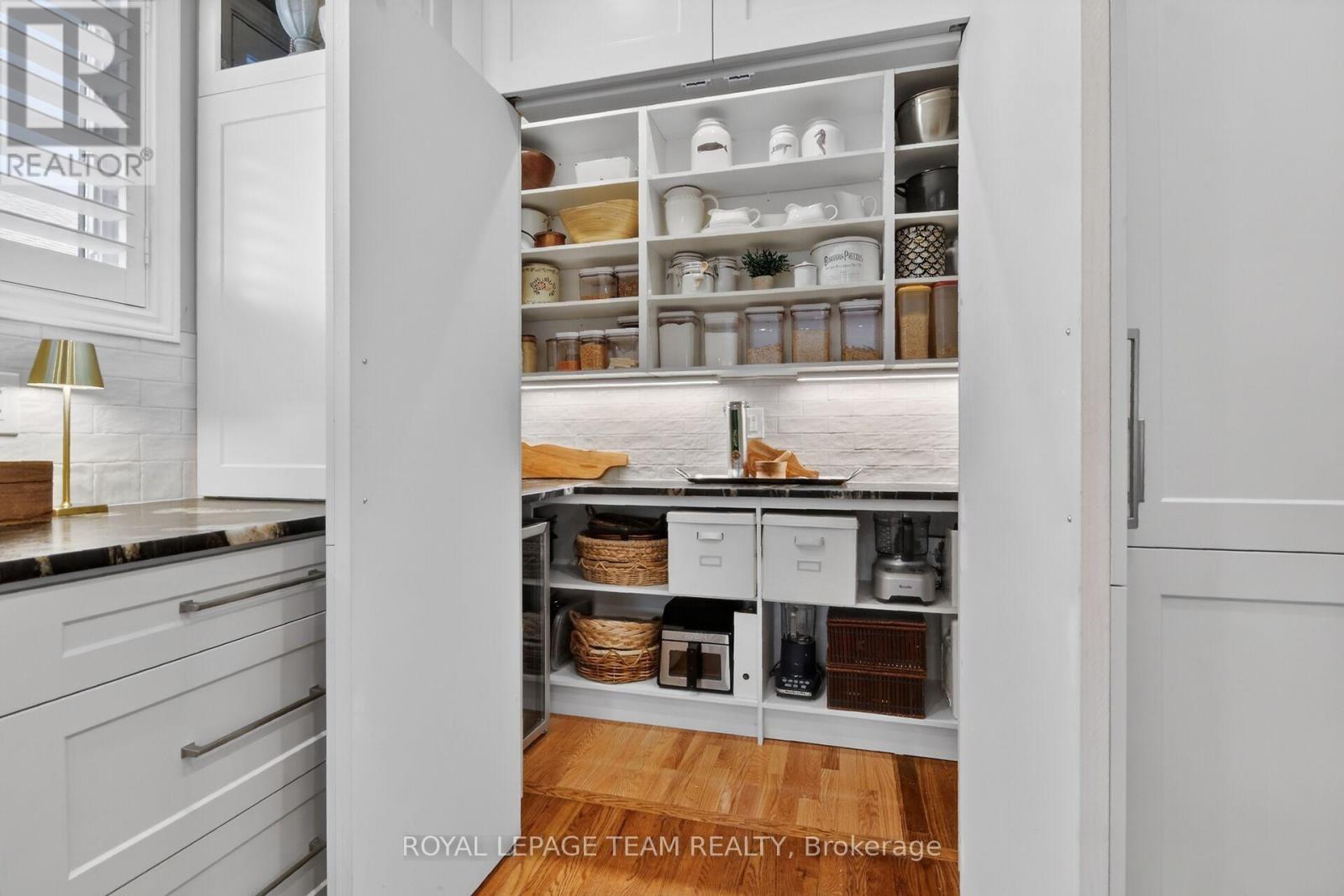 Custom designed to include a walk in pantry - 14 Samara Place, Ottawa, ON