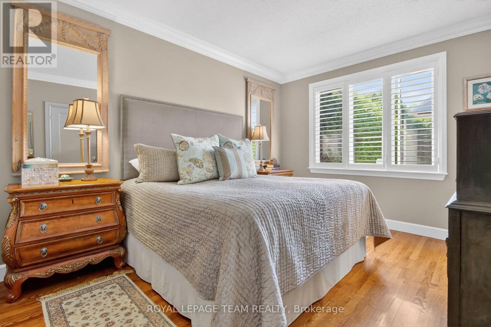 Lovely Primary bedrm retreat w/crown mouldings - 14 Samara Place, Ottawa, ON