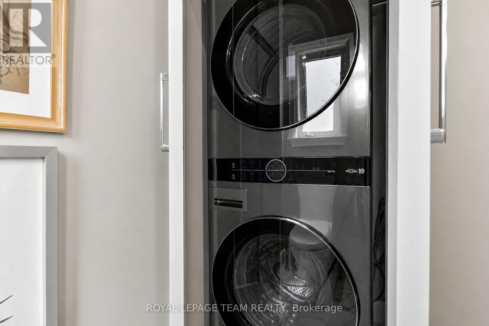 Washer & dryer conveniently located on main level - 14 Samara Place, Ottawa, ON
