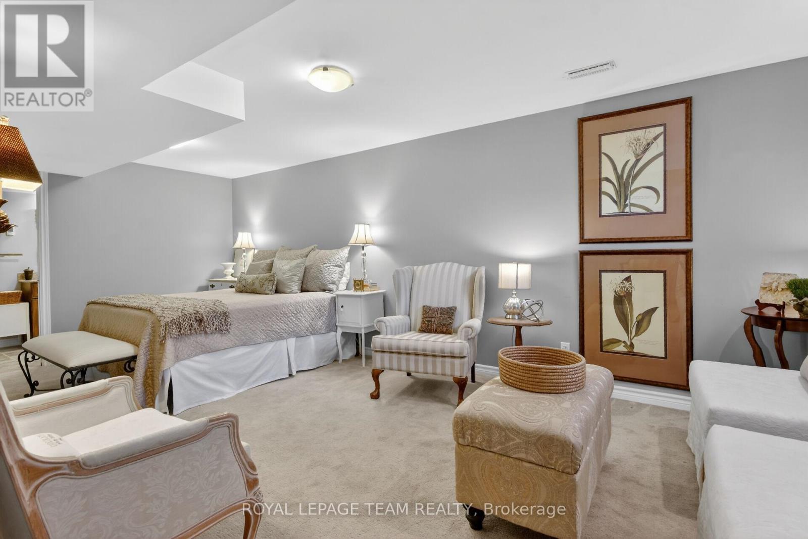 Ideal flex space could serve as 3rd bedrm as well - 14 Samara Place, Ottawa, ON