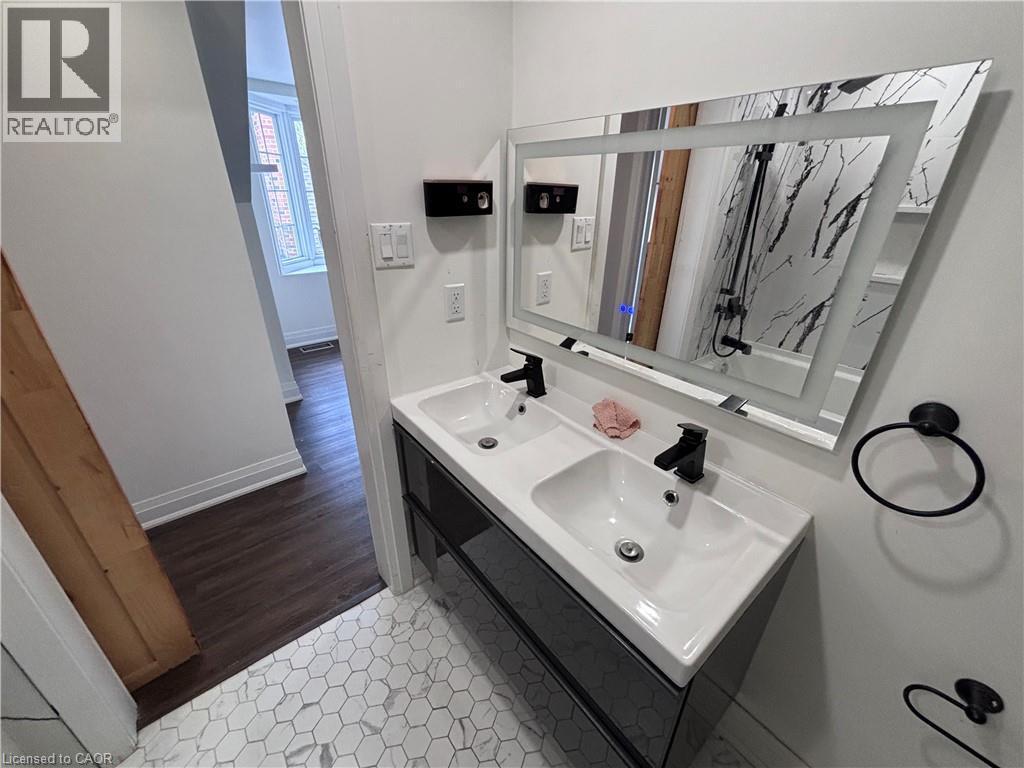 122 Queensdale Avenue E, Hamilton, ON - Indoor Photo Showing Bathroom