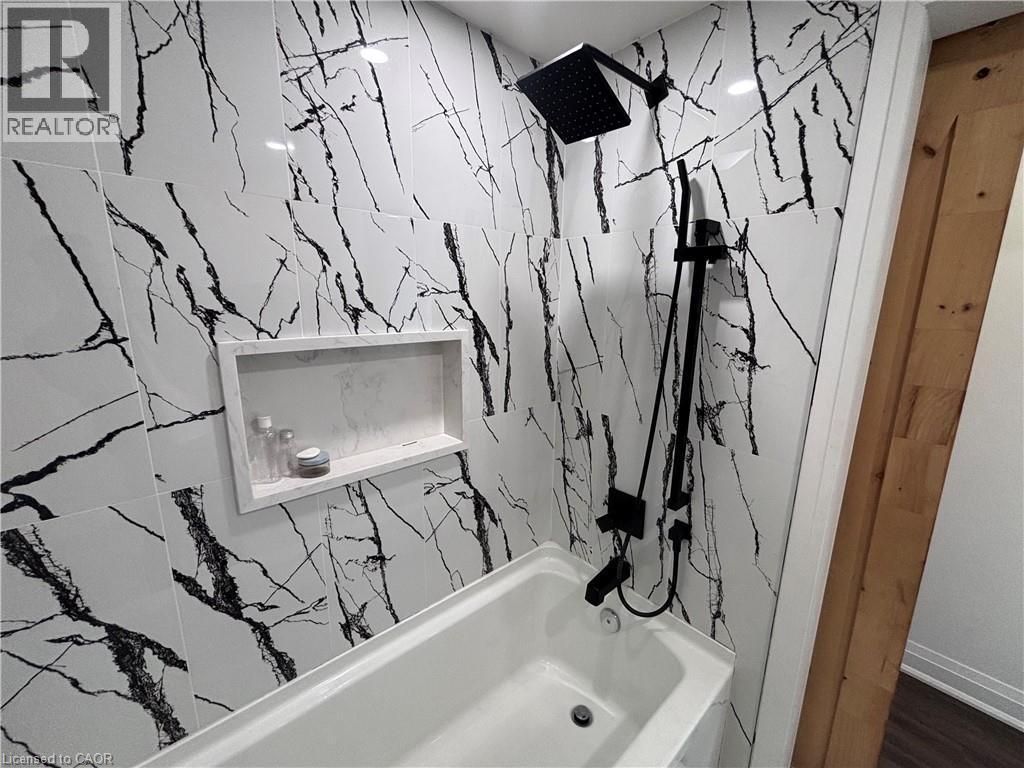 122 Queensdale Avenue E, Hamilton, ON - Indoor Photo Showing Bathroom