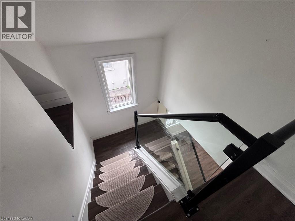 122 Queensdale Avenue E, Hamilton, ON - Indoor Photo Showing Other Room