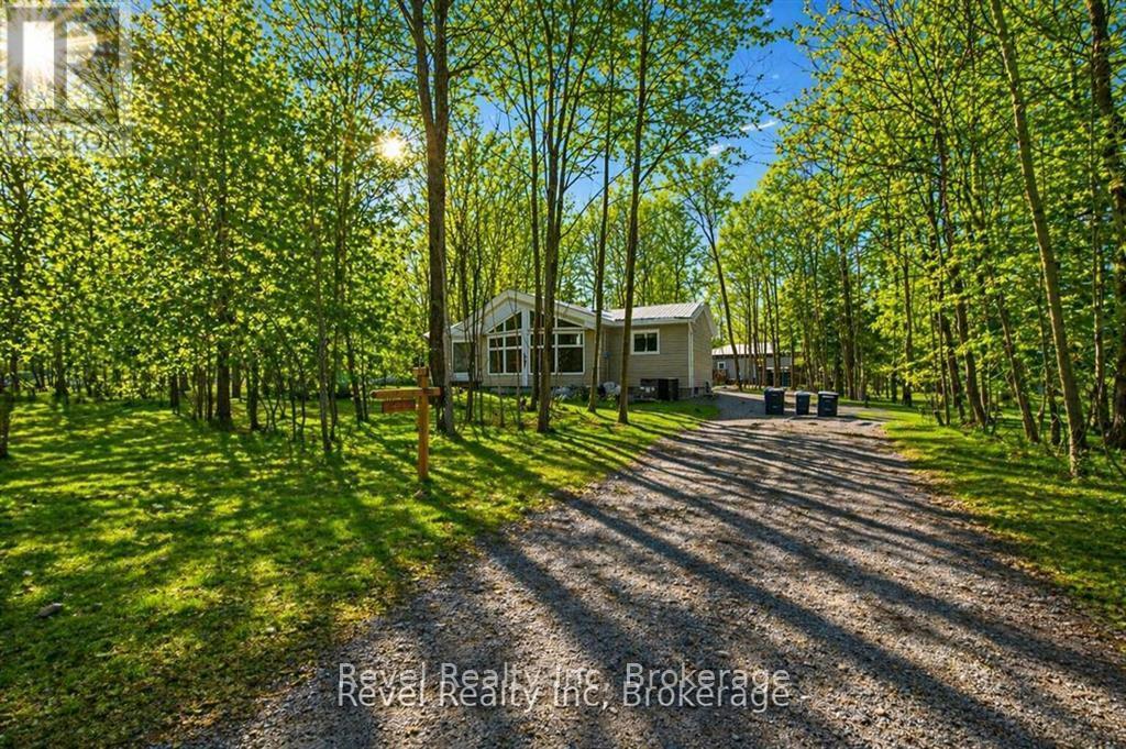 8 Manitou Crescent, Tiny, ON