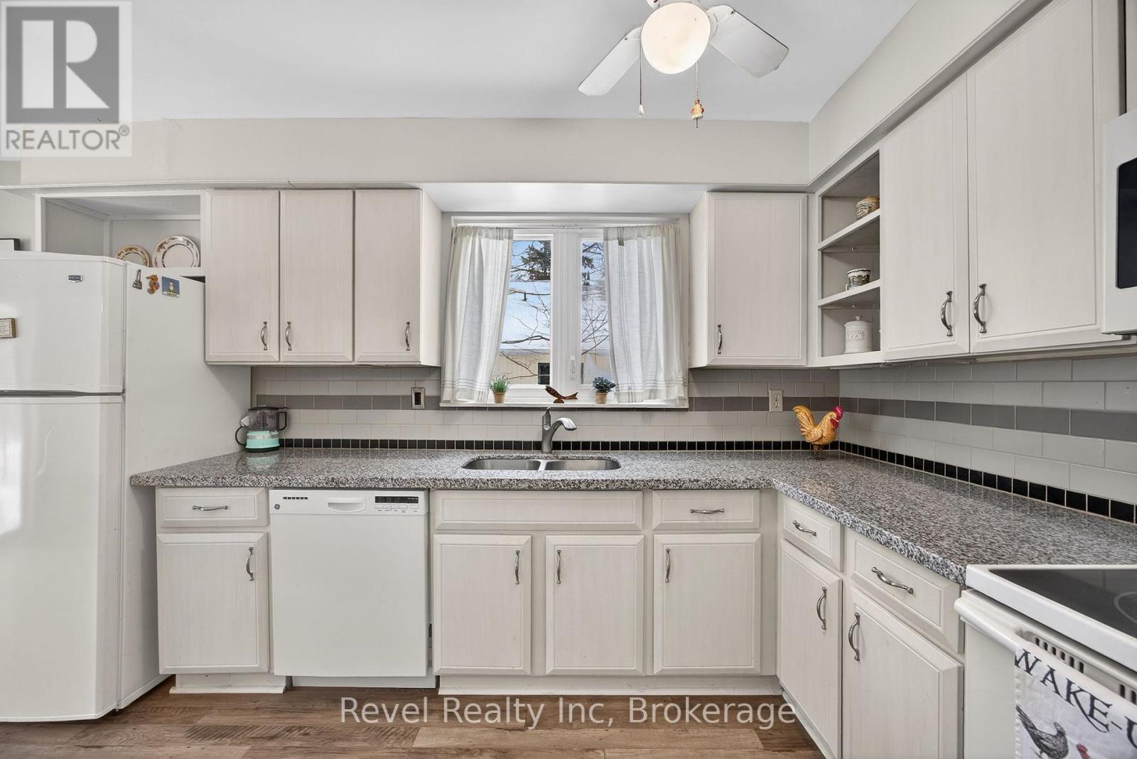 8 Manitou Crescent, Tiny, ON