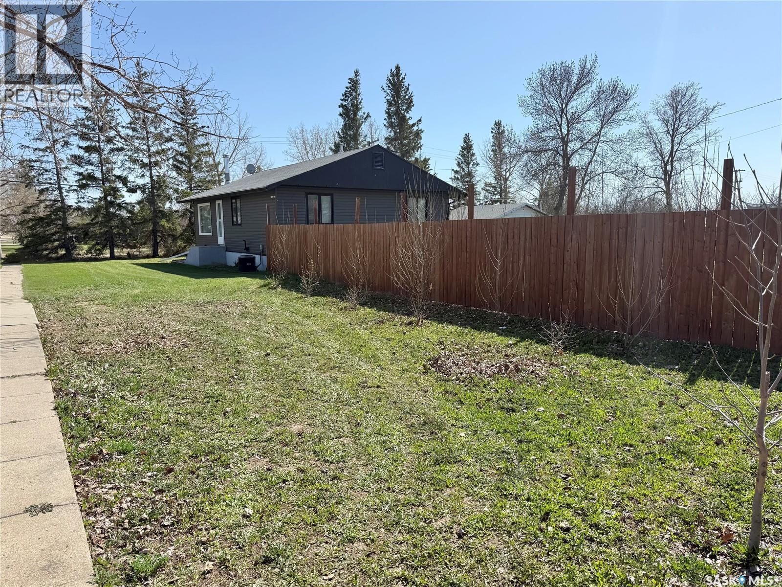 200 2Nd Street W, Dinsmore, SK