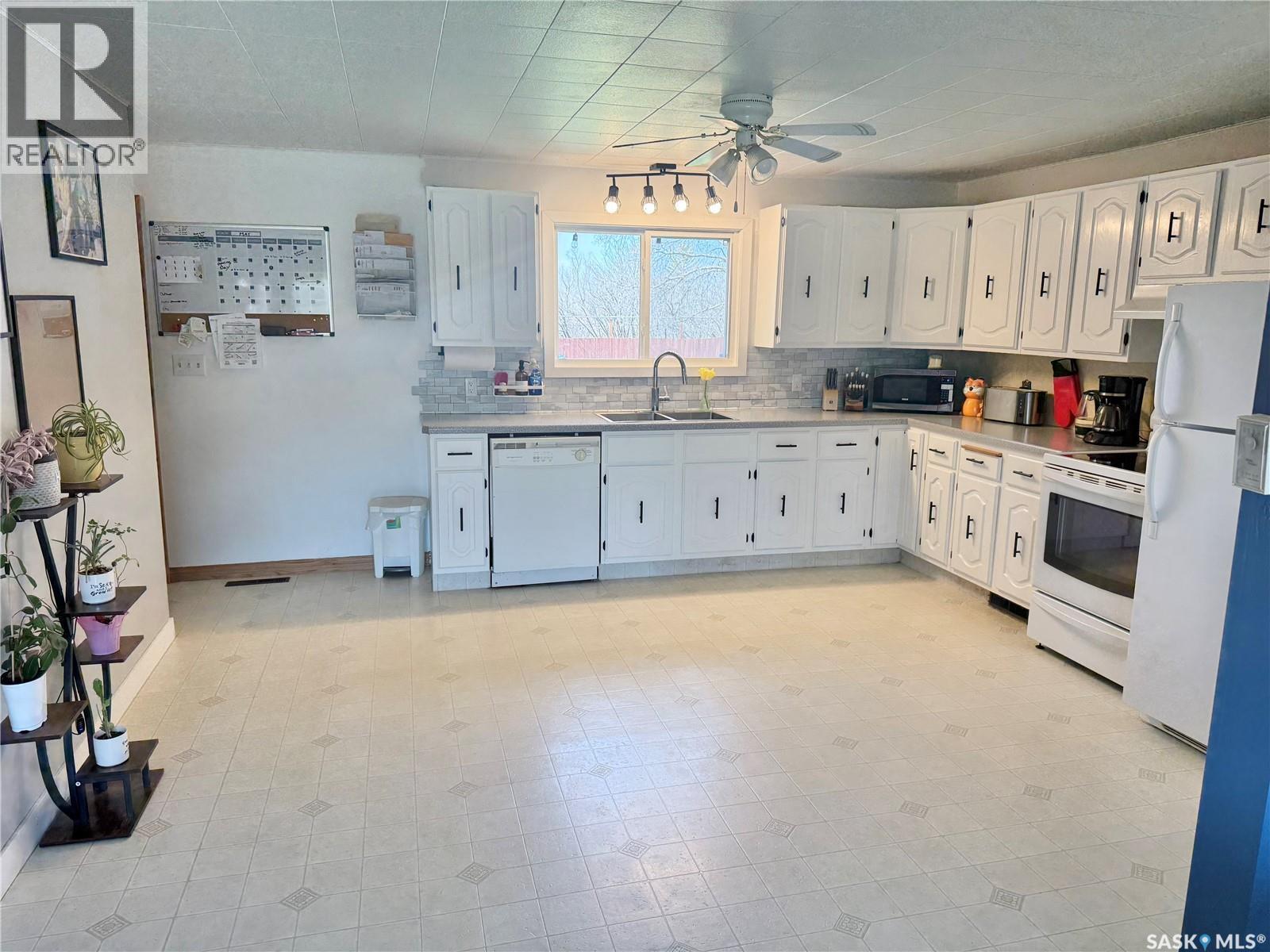 200 2Nd Street W, Dinsmore, SK