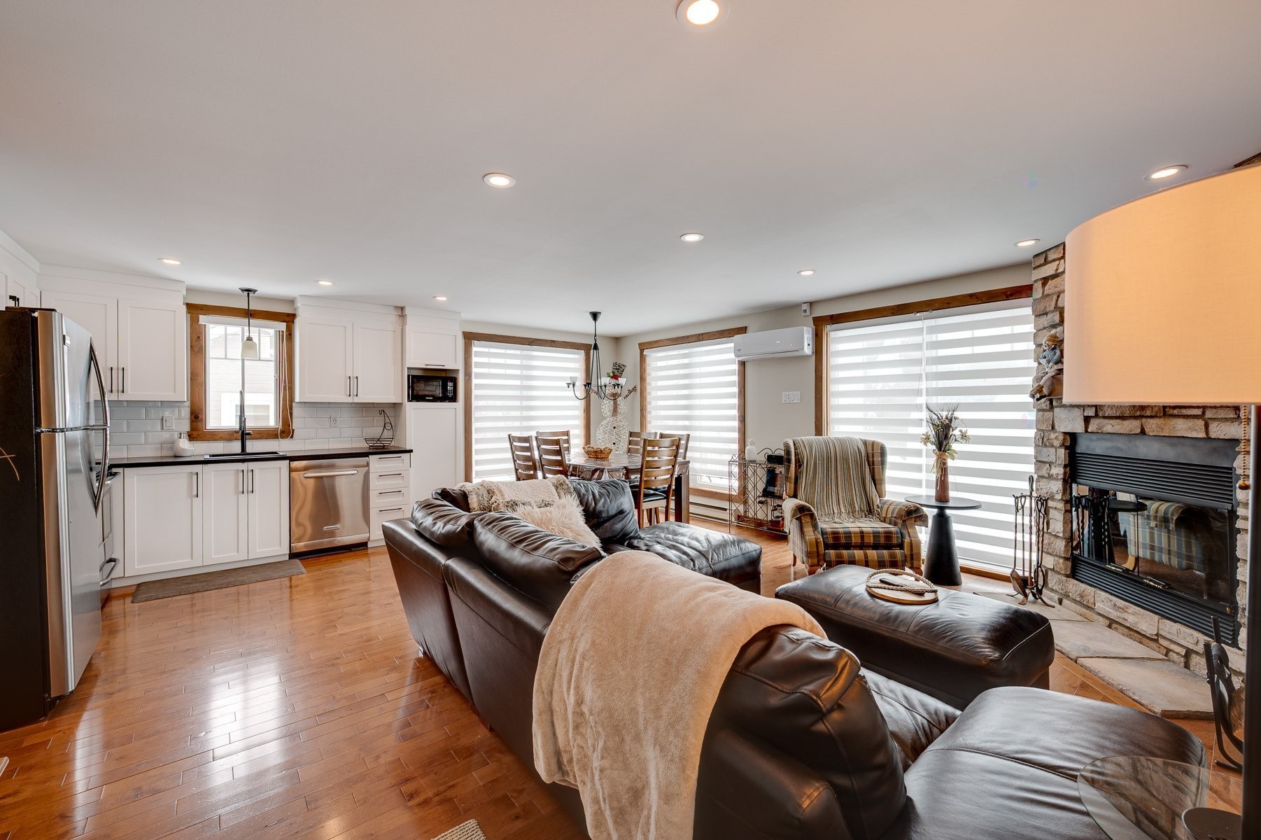 Salon - 219 Ch. Des Habitations-Des-Monts, Saint-Sauveur, QC